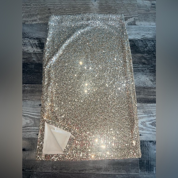 Chelsea & Violet Gold Ombré Skirt. Size Small - Picture 3 of 3